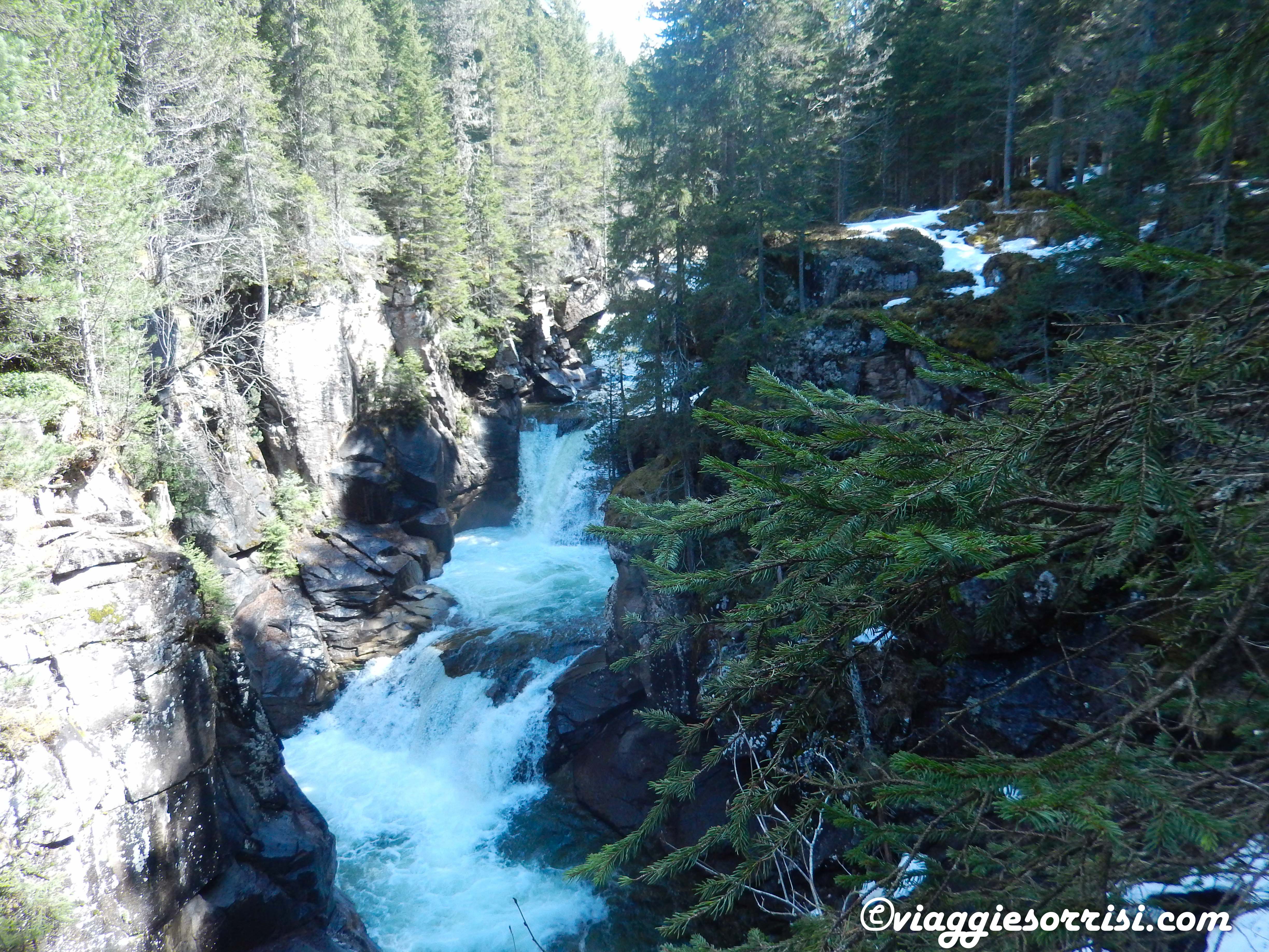 cascata dal ponte sospeso del parco di paneveggio