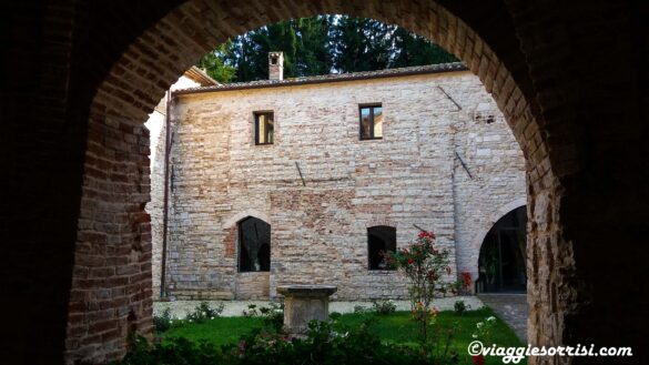 Abbazia ValdiCastro Fabriano chiostro