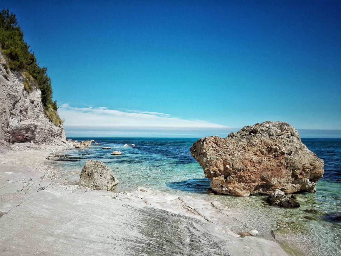 spiaggia sassi neri sirolo