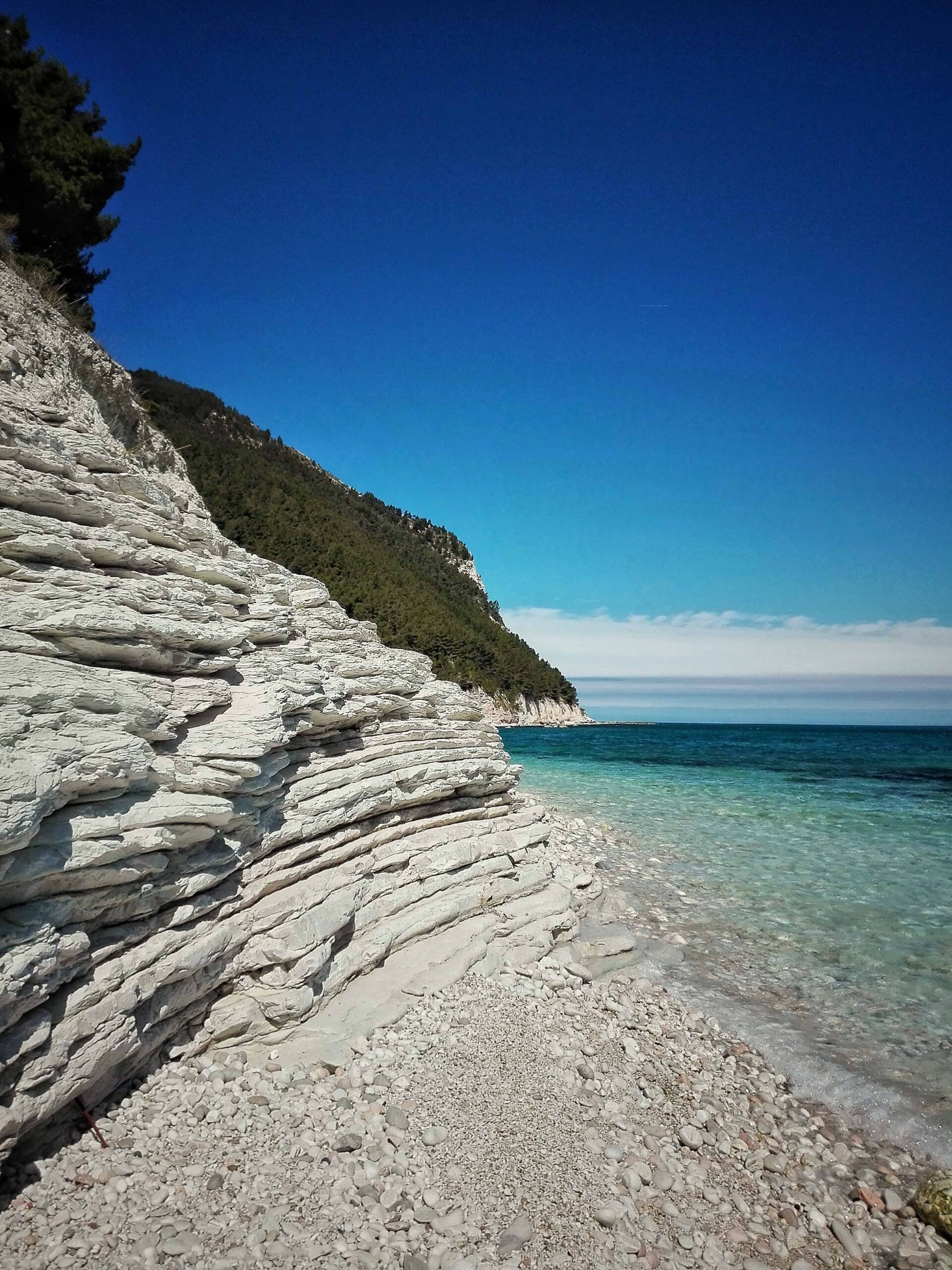 spiaggia sassi neri sirolo marche