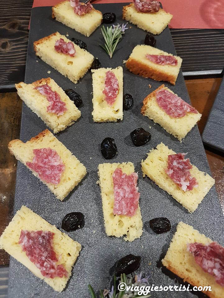 pizza di formaggio e salame ostra vetere