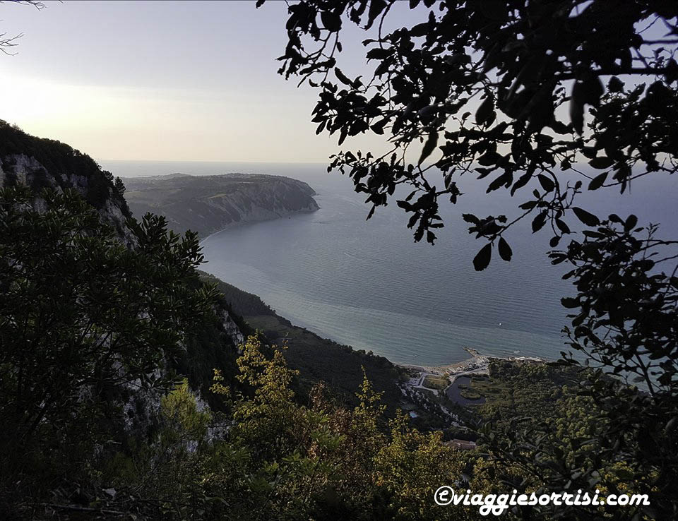 traversata del conero vista spiaggia del trave