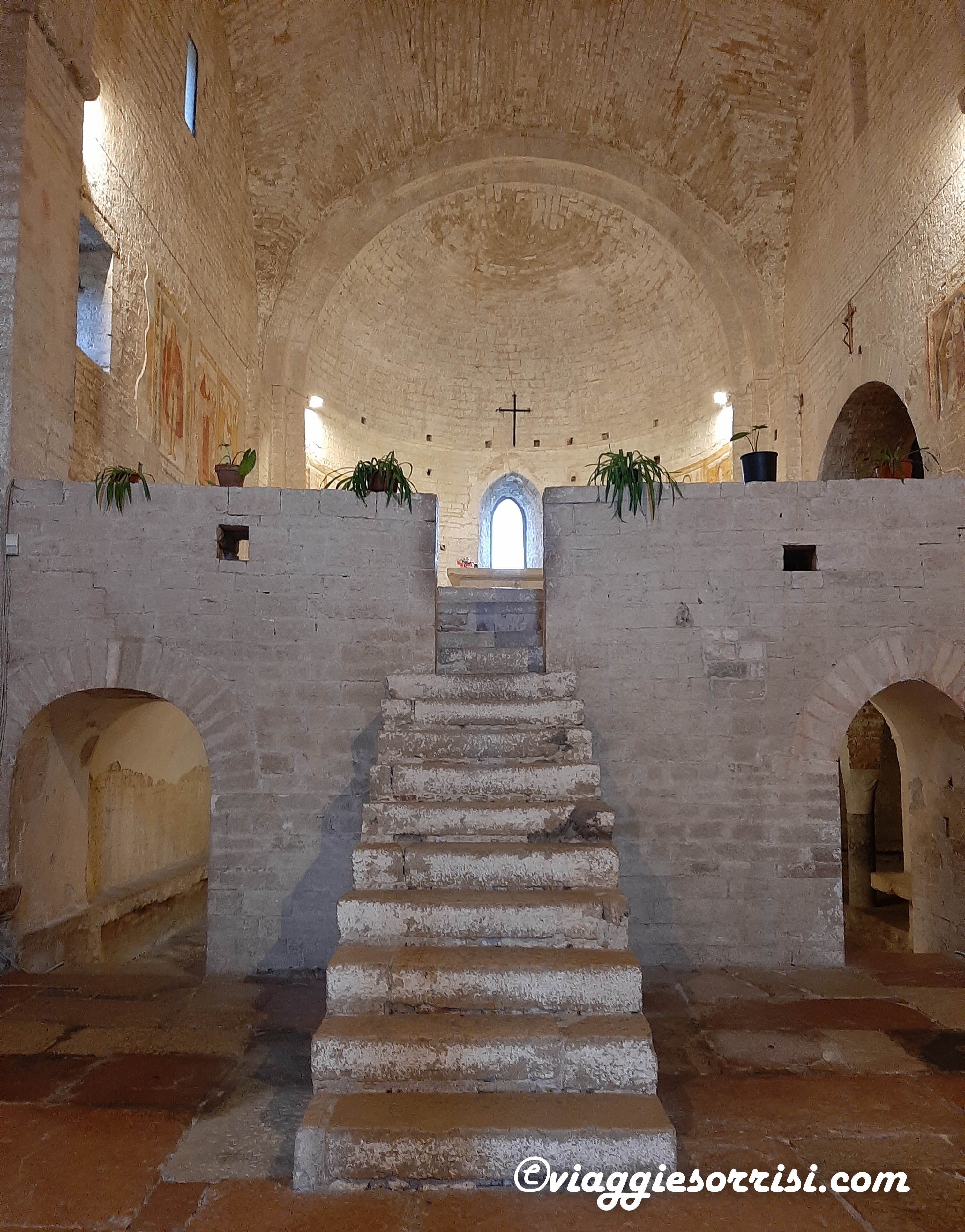 interno abbazia s vincenzo furlo