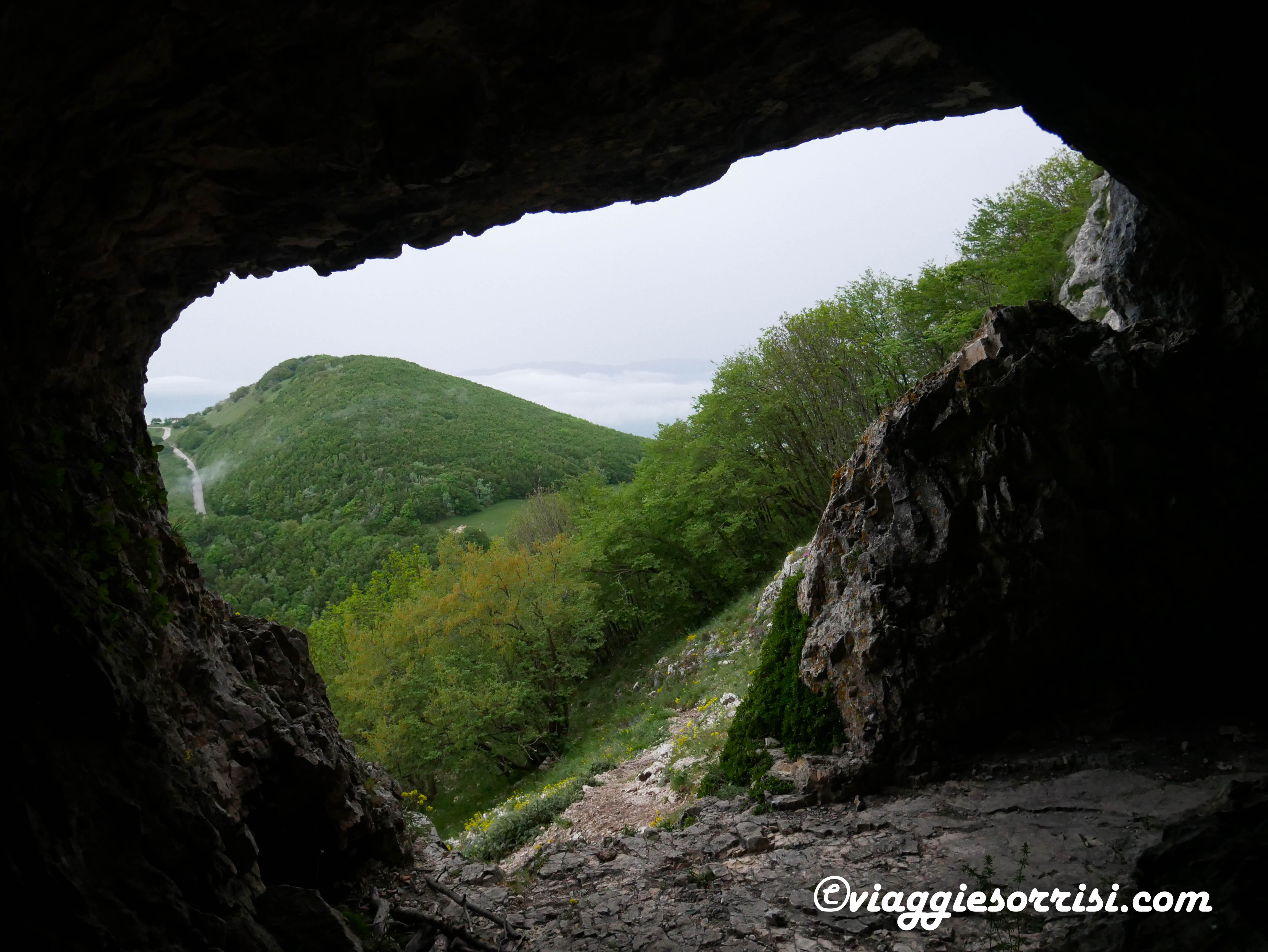 Panorama dall'interno della grotta di san francesco monte san vicino