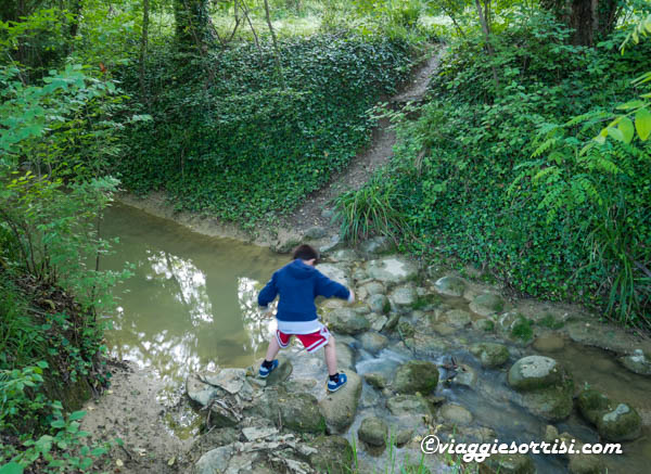 salto dei sassi nel fiume