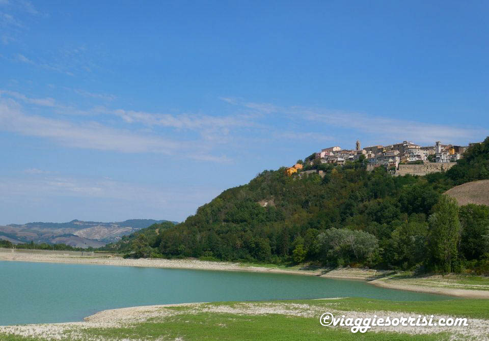 sassocorvaro vista dal lago