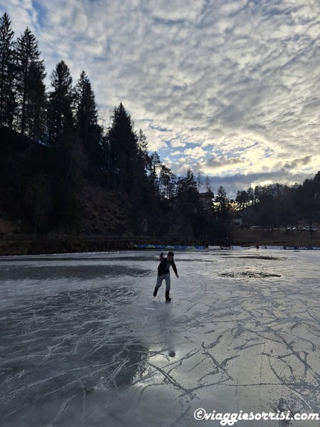 lago smeraldo pattinare sul lago ghiacciato
